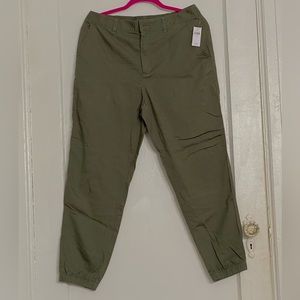 GAP GIRLFRIEND
JOGGER with washwell Army/ Olive Green(Greenway on website)